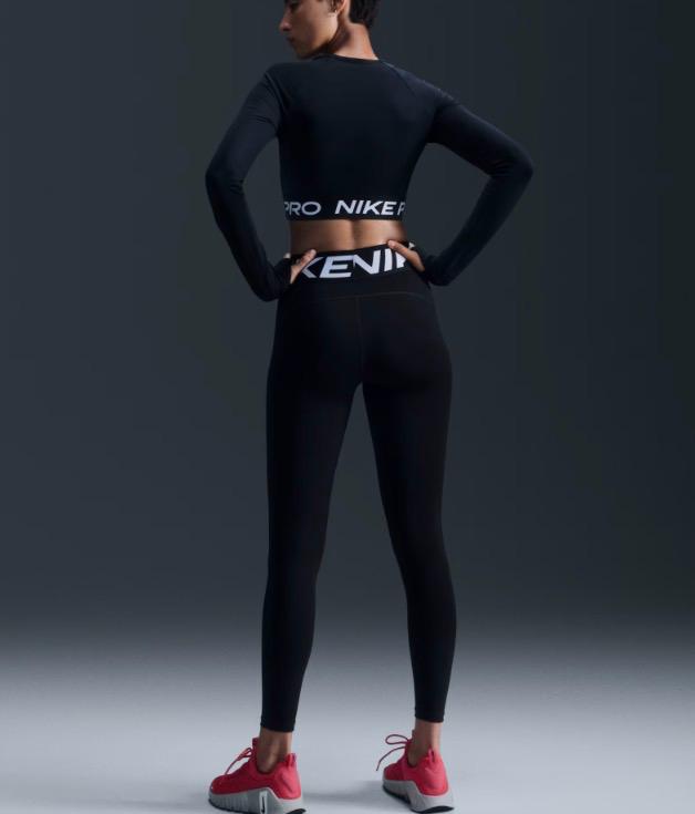 De dri-FIT korte top met lange mouwen en Pro Sculpt legging van Nike in het zwart